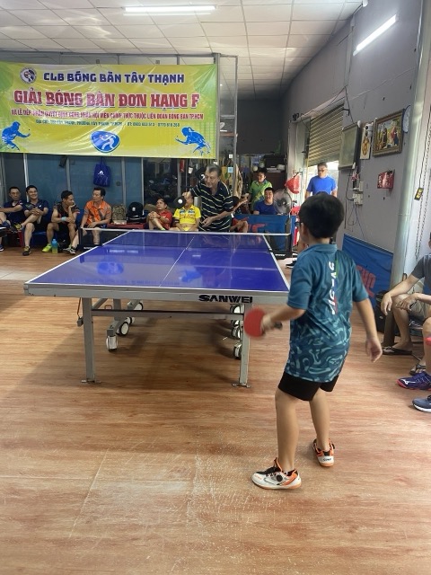 Trận đấu bóng bàn phong trào tại CLB